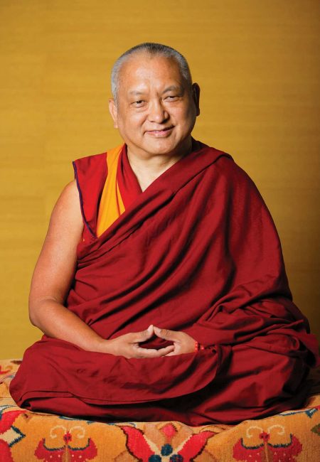 Lama Zopa portrait assis méditation sourire