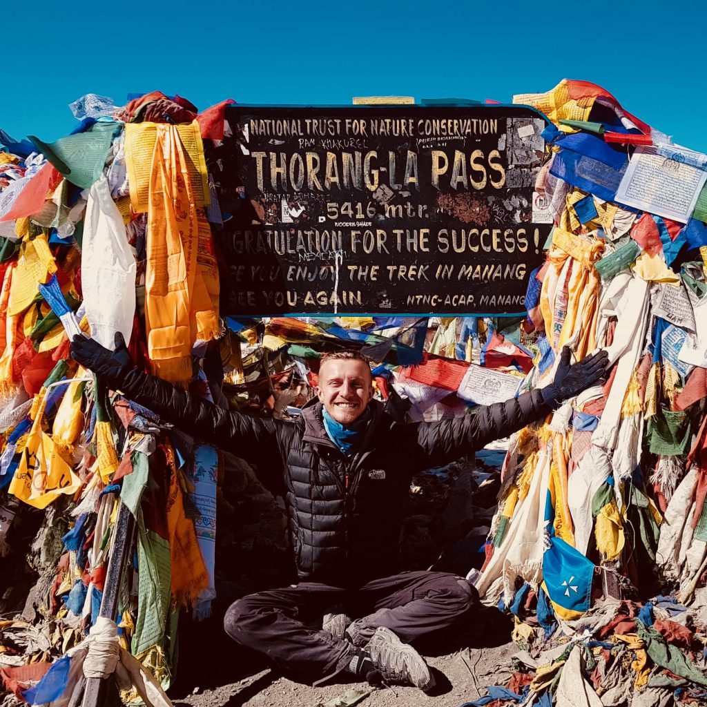 Panneau arrivé sommet Thorong La Pass Népal