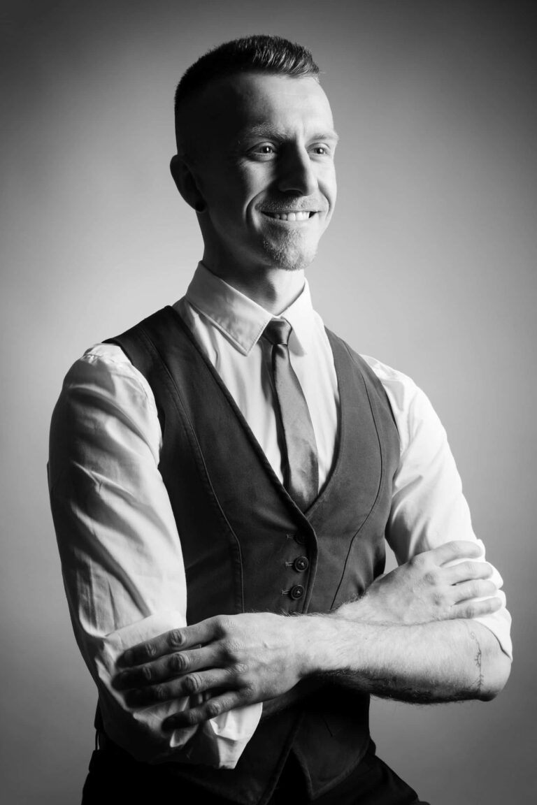 Portrait William GAUDE face sourire bras croisés noir et blanc