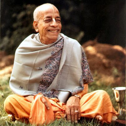 Srila Prabhupada assis jardin sourire méditation